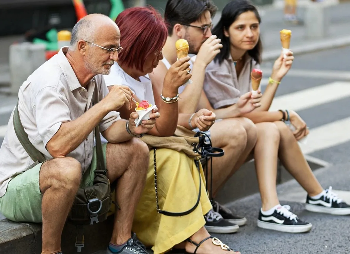 街角でジェラートを食べる人たち