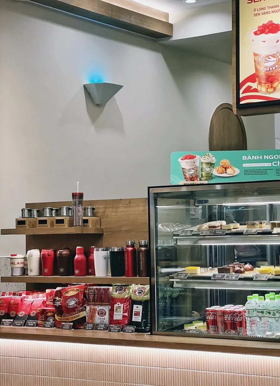 ジェラートのショーケースがある店内