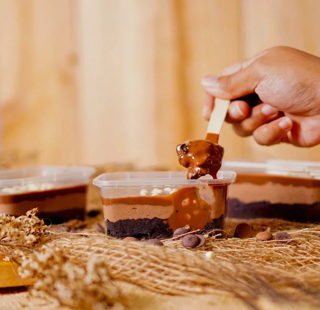 カップのチョコレートデザートをすくう手元